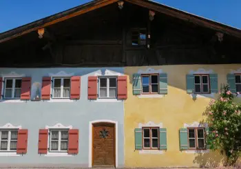 Schweizer Naturkalk verhilft 360 Jahre altem Bauernhaus zu neuem Glanz