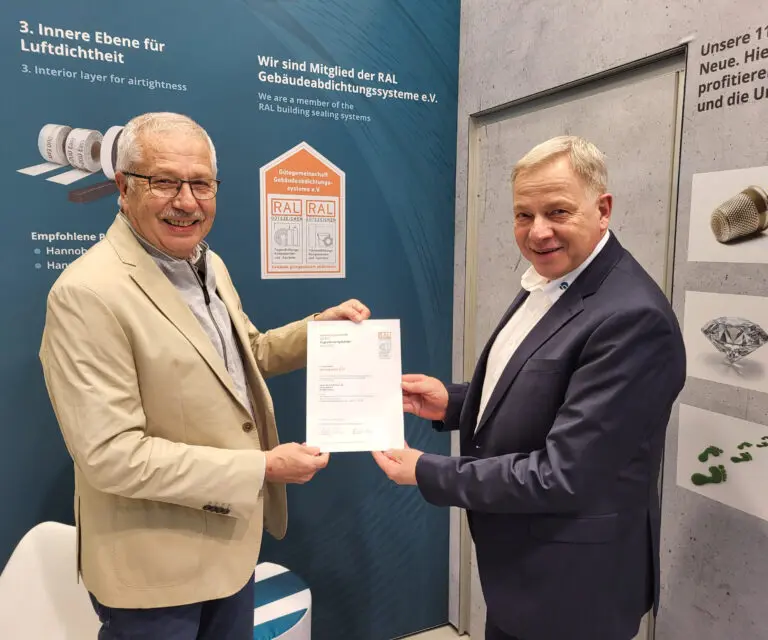 Bernfried Stache (links), Vorstand bei der Gütegemeinschaft Gebäudeabdichtungssysteme, überreicht auf der BAU 2023 die Verleihungsurkunde des RAL Gütezeichens an Markus Fehrmann, Vertriebsleiter bei Hanno.