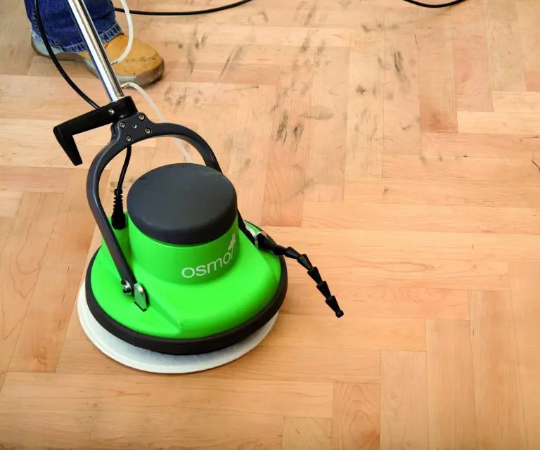 Mit einem OSMO Schleifgerät wird ein Parkettboden abgeschlifen