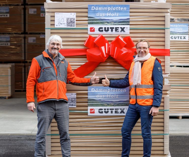 GUTEX Geschäftsführer Claudio Thoma (l.) und Betriebsleiter Oliver Bauch (r.) freuen sich über die erste Palette mit Holzfaserdämmplatten aus dem neuen Werk Eschbach im Breisgau