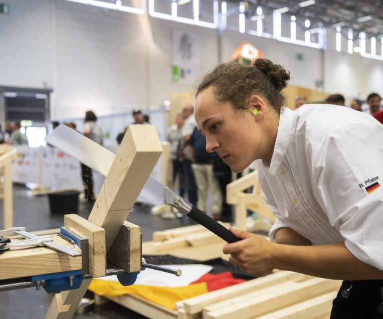 Auf der Fachmesse DACH+HOLZ werden Handwerksberufe für Schüler*innen anschaulich vorgestellt.