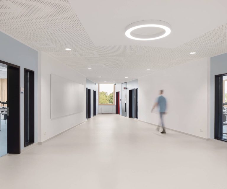 Die Böden der Flure, Klassen- und Versorgungsräume der Grace-Hopper-Schule in Brandenburg heben sich farblich voneinander ab