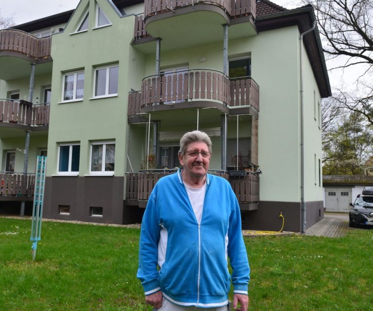 Ralf Stenzel steht stolz vor seinem Haus